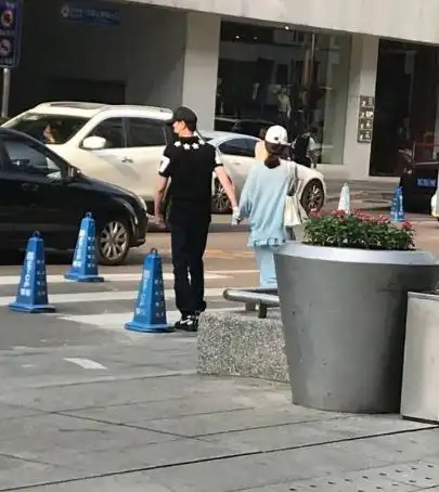 网爆冯绍峰赵丽颖手牵手逛街,冯绍峰的动作暖人心