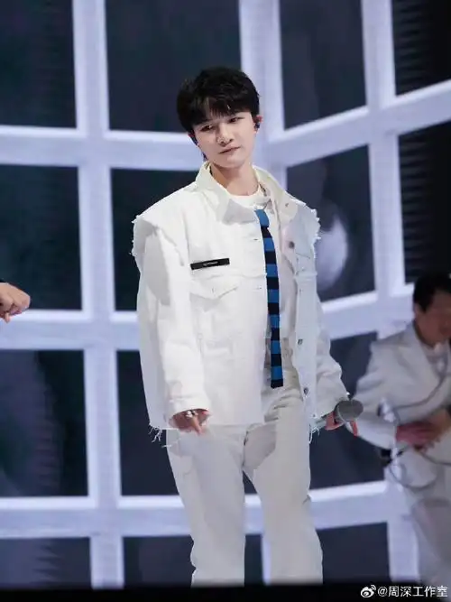 周深唱高音找何炅借胆##周深找何炅借胆