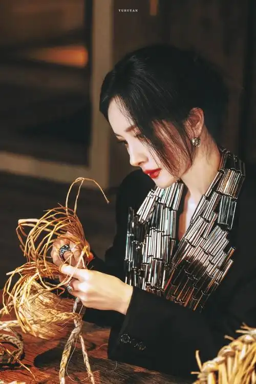 #杨幂背部身材##杨幂再现月牙笑#