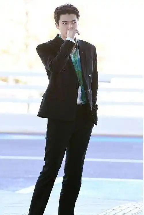 吴世勋身材逆天,现身看秀身材却好过模特,插兜上演"超模站"_气质_时候