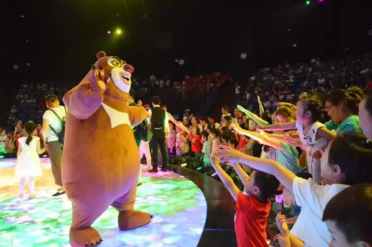 熊出没大明星空降芜湖方特 引爆熊粉见面会现场_新浪旅游_新浪网