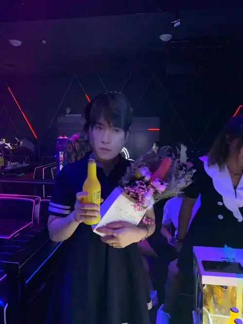 易烊千玺  今天又是千玺陪我喝酒的一天