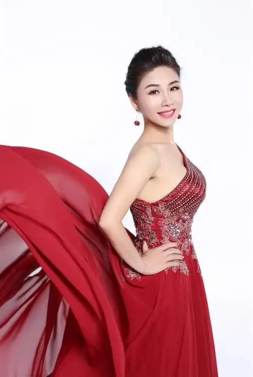 李琦,华语女歌手,代表作品:《盛世花开》