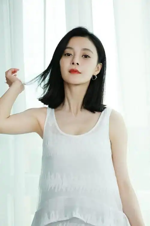 王瑞子夏日清新图曝光白裙优雅恬静仙气十足