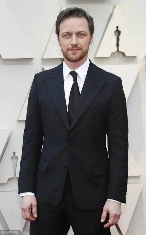 "一美"詹姆斯·麦卡沃伊黑西装微笑迷人