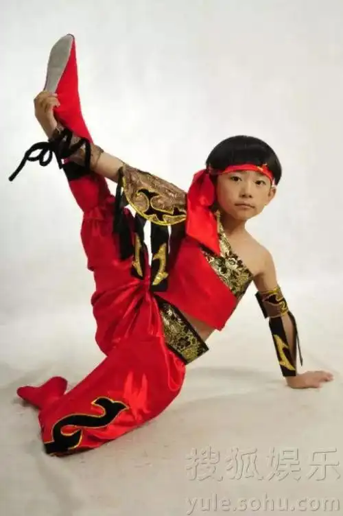 易烊千玺童年旧照曝光 小小年纪镜头感十足