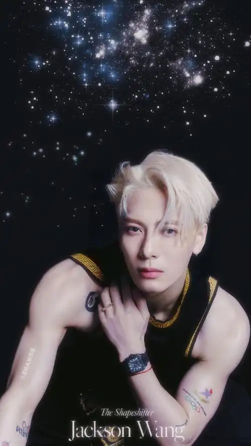 王嘉尔金发刘海半遮眼