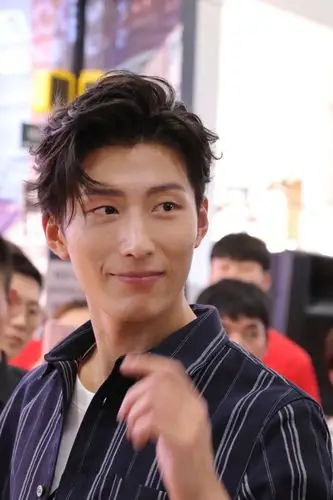 窦骁出席活动被拍单眼皮型男能经得住超近距离拍摄不ps的考验吗