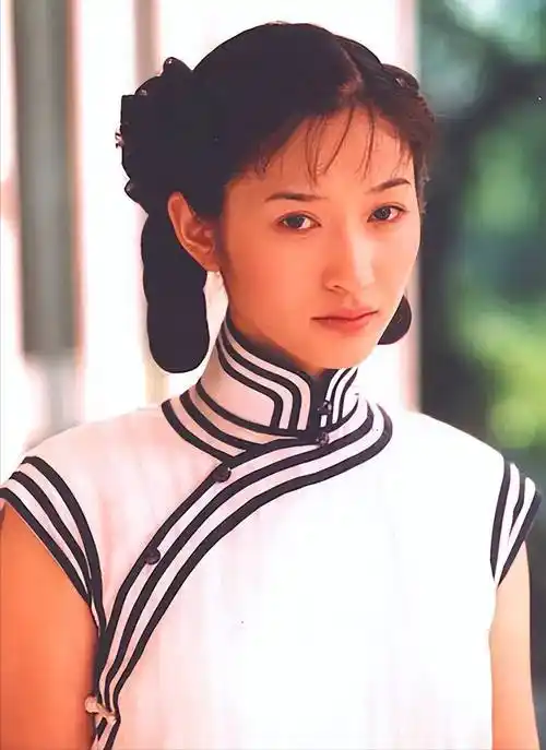 47岁的李小冉气质迷人,身材高挑丰满似"尤物",魅力爆棚,47岁的李小冉