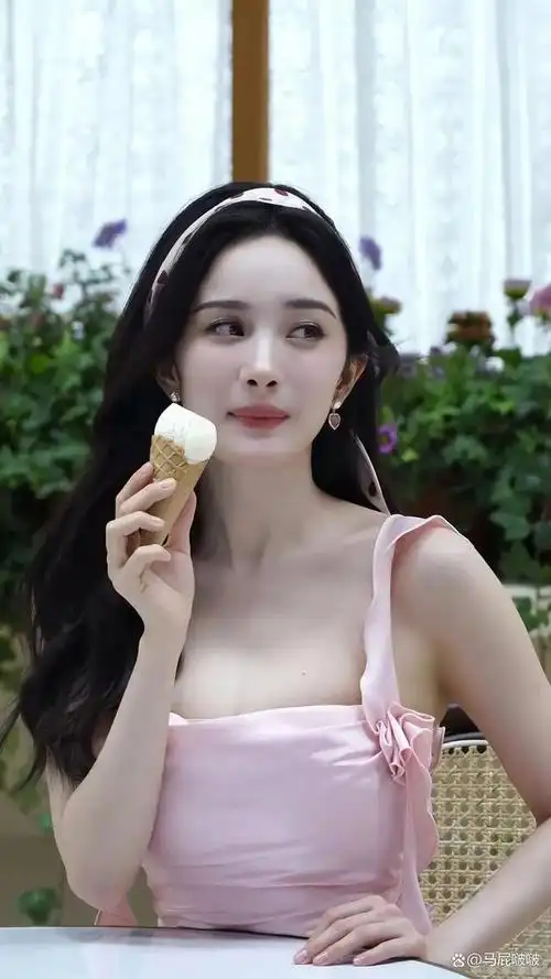 杨幂活动美照,一袭抹胸吊带粉裙,温柔甜美
