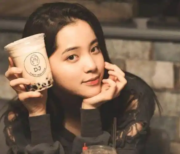 原创欧阳娜娜录卸妆视频看到她的素颜后求你以后别化妆了