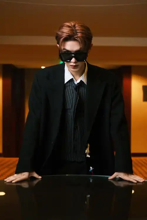 黄明昊黑色拖地大衣帅气写真黄明昊superelle盛典图片