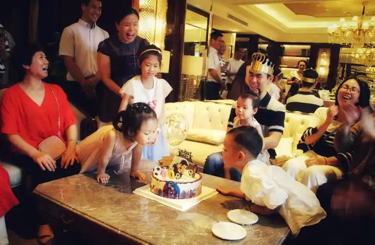 一桌生日宴 浓浓一家情