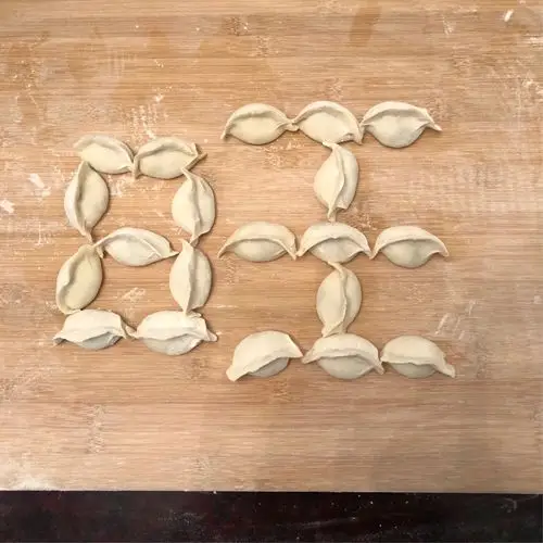 我突然有一个主意,我想用饺子摆一个字,妈妈说那我们来摆个旺字吧,祝