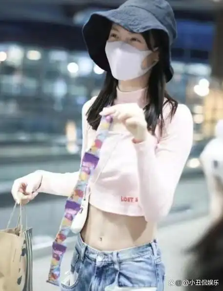 哪里是她的美所在呢?即便身着显露身材的露脐装,也显得空荡荡的.