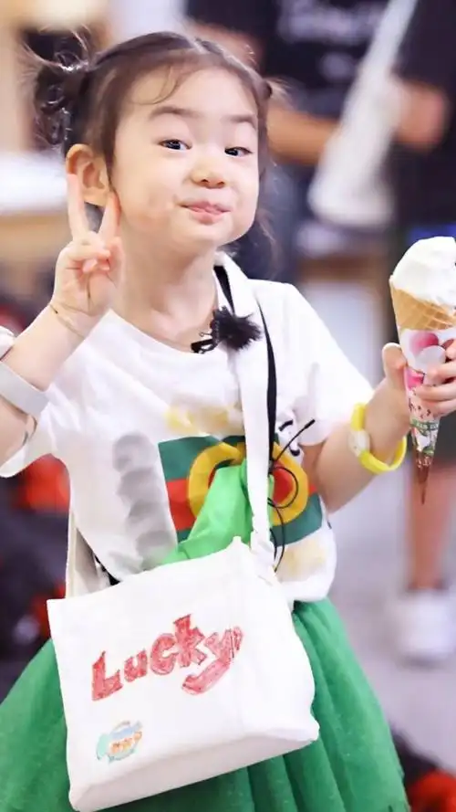 戚薇女儿lucky实力白眼太精彩了甜馨综艺一姐地位不保