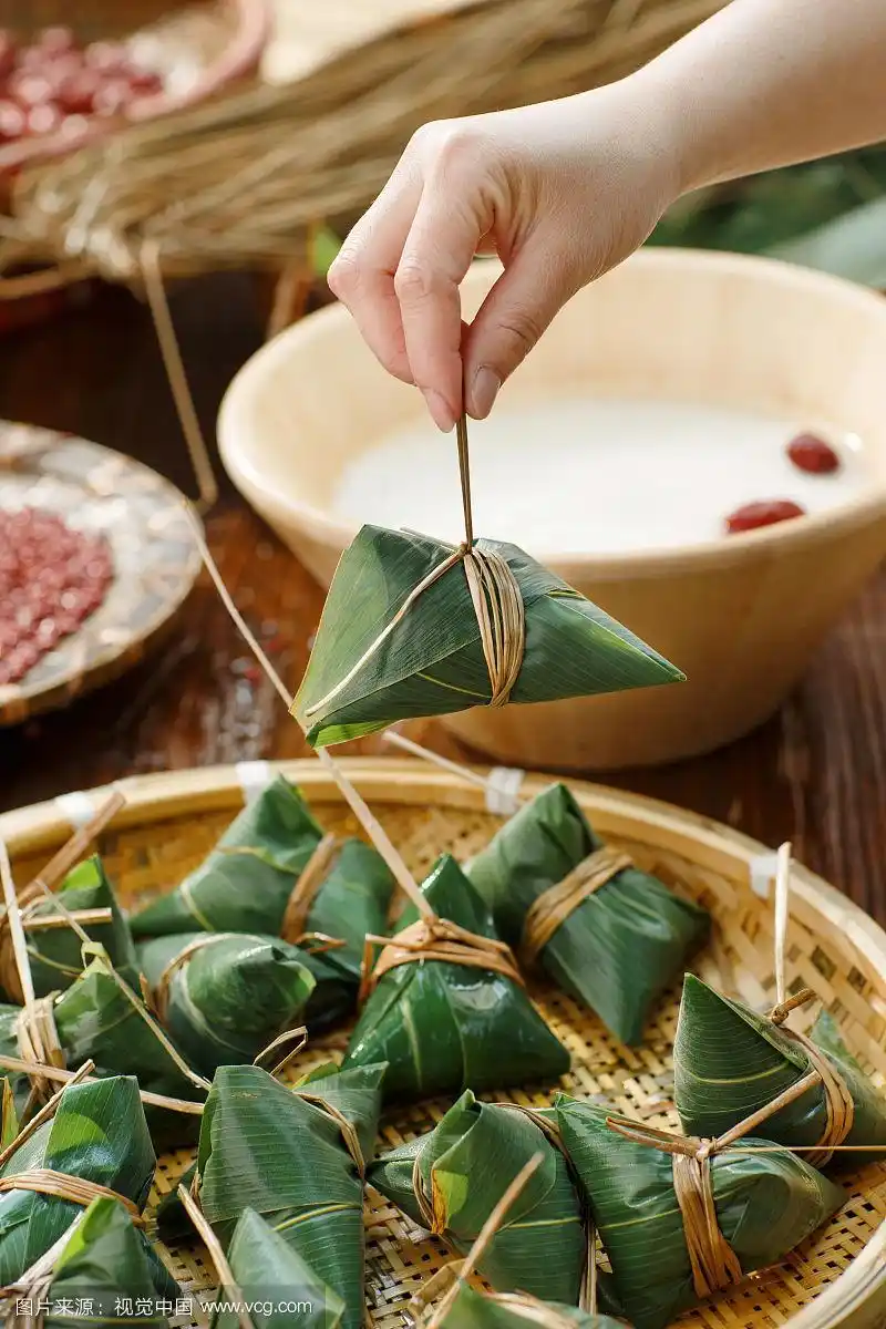 中年女人在包粽子