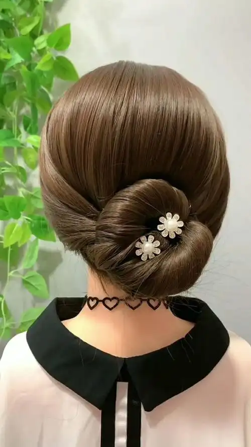 这款发型特别适合穿旗袍,不仅复古典雅,而且简单大方