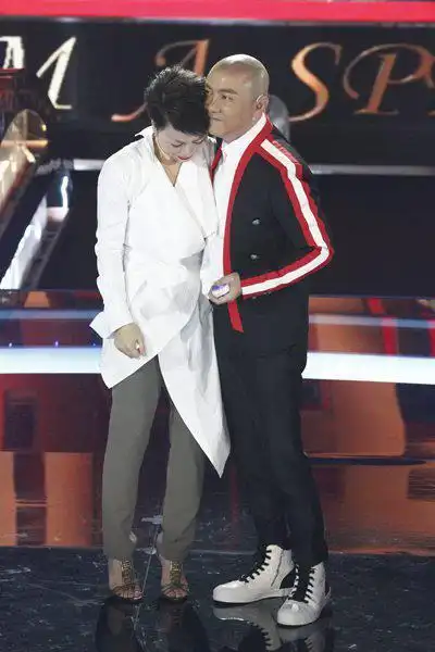 刘玉翠亮相在《我是演说家》的舞台,昔日的"荧屏情侣"张卫健瞪圆了