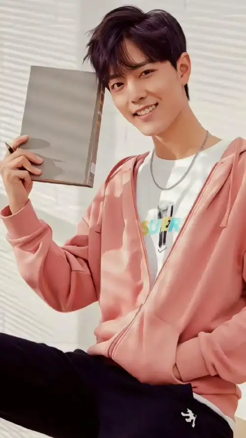 来自2017年11月17日,美特斯邦威拍摄花絮的肖战考古 ,穿着18年的春装