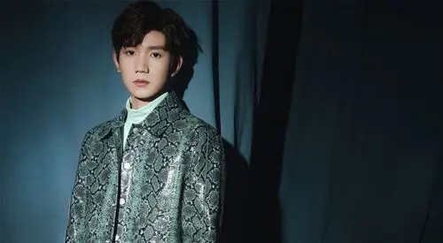 王源优雅亮相巴黎时装周大胆撞色营造独特复古质感