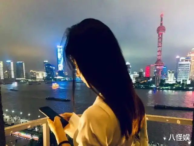 赵丽颖晒老公视角庆出道14年,鲜花甜点超浪漫,秀背影细腰抢镜