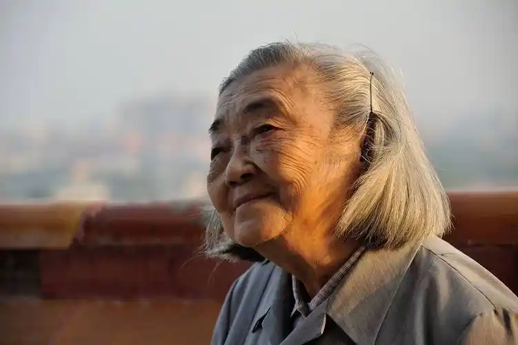 资产30亿的贝嫂申请20万补助:骂她的那些人,活该你穷一辈子