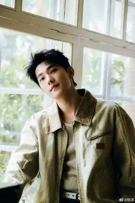 杨洋 森林氧气感大片 卡其色外套搭配牛仔裤 笑起来真的好元气呀
