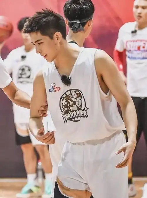 王安宇换裤子被狗仔拍了发网上这枚宝藏男孩藏不住了