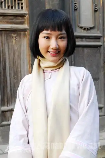 毛晓彤旧照曝光差距大 网友疑毛晓彤整容