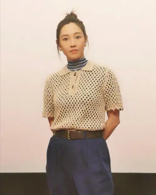 35岁白百何颜值能打,深v针织衫搭配牛仔裤,穿出邻家女孩清纯感