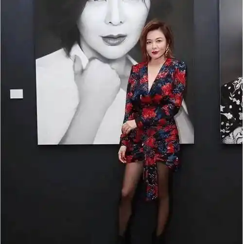 不服老的关之琳挑战女子装,黑色丝袜搭配碎花连衣裙惹争议!