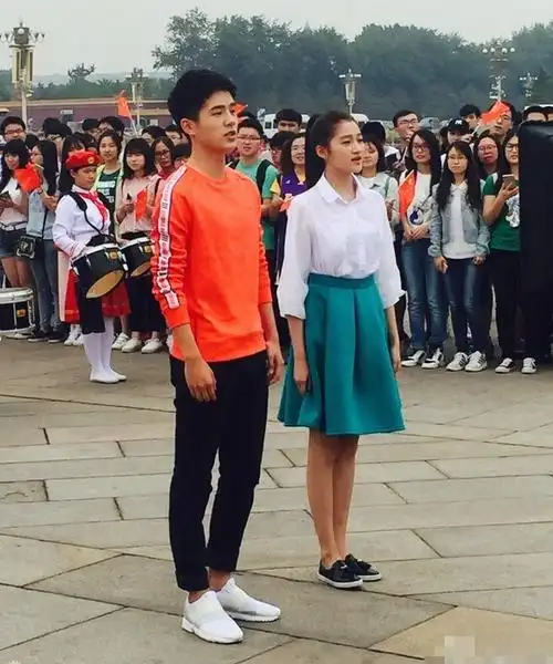 刘昊然关晓彤天安门广场放歌