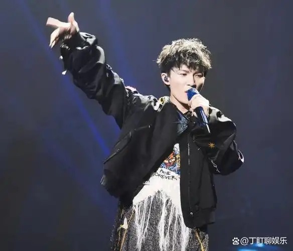 周深开嗓后能牢牢抓住观众的耳朵.他是行走的cd,他是综艺活宝.