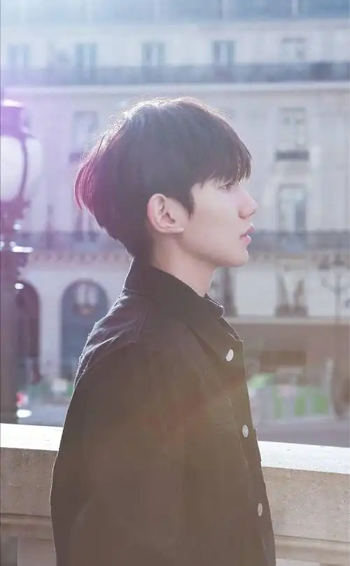 分享王源的名品侧颜绝美颜值似仙子下凡