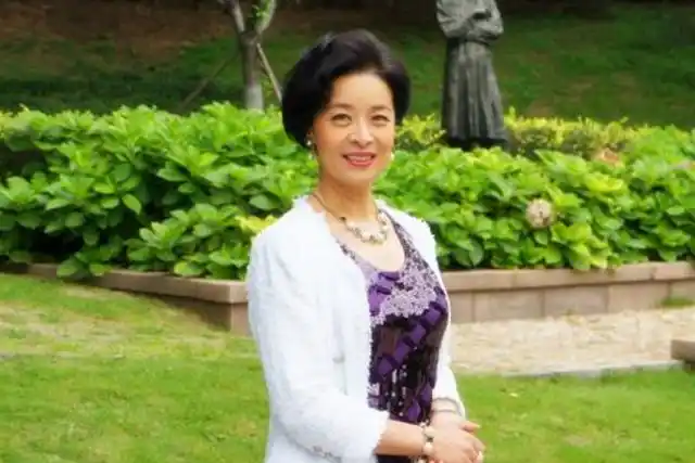 不像那些已经人过中年还一次次出演少女角色的演员一样,有些演员对