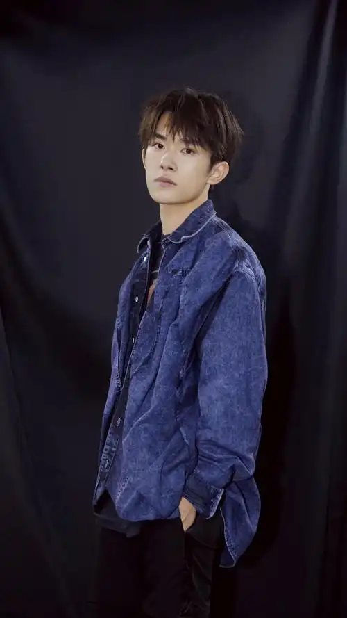 00后小鲜肉易烊千玺帅气时尚写真高清原图查看 (6/6)