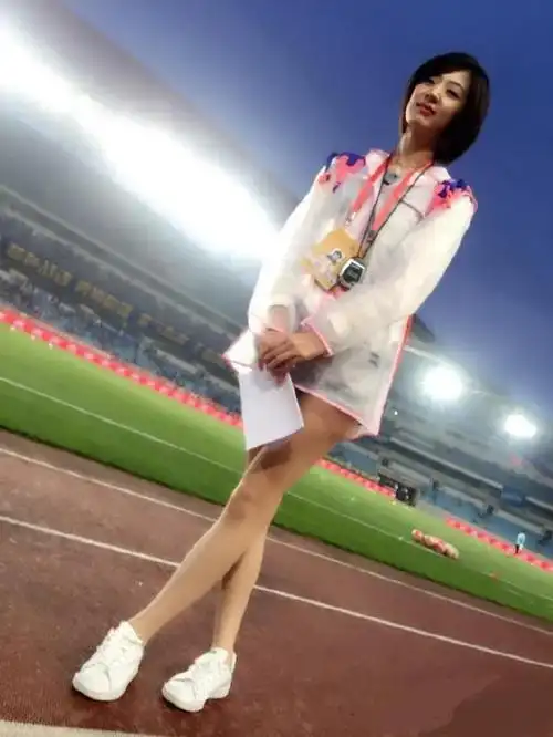 这女是中国体育记者里颜值最高的,这颜值秒杀刘语熙