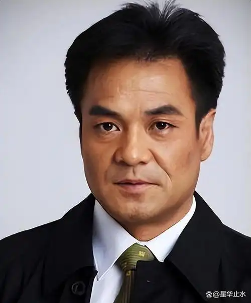 里饰演爱慕欧庆春的刑警队长,如今,尤勇已经成为了一名老戏骨