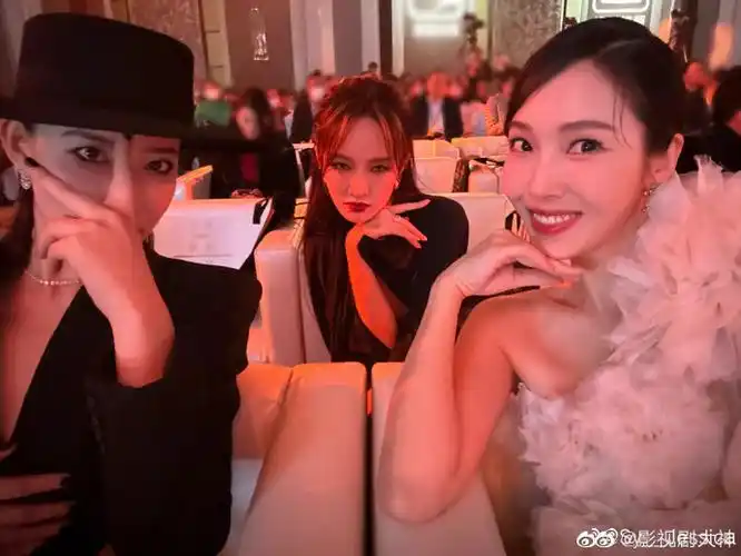 郑秀妍晒与孟佳合照