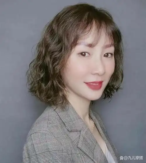 50多岁的女性,尽量不要留长发或烫发,这4款"短发型"减龄
