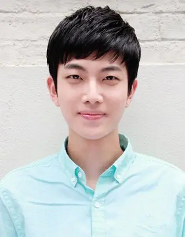 男生发型 男生短发 >> 男生自己做发型时的鬓角 初三男超帅发型斜