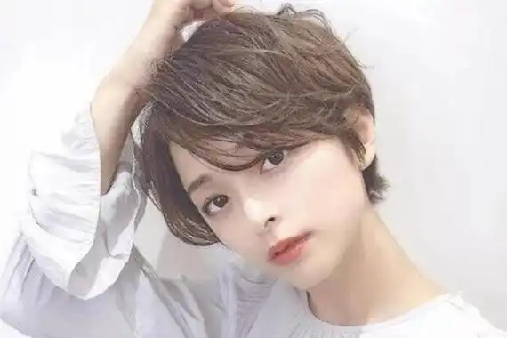 额头窄的人当然是适合短发的,只要选择的发型正确一样可以打造超级