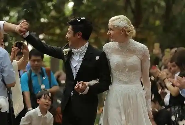 撒贝宁近日携妻子参加外甥婚礼坐高铁一脸疲态李白看书好优雅