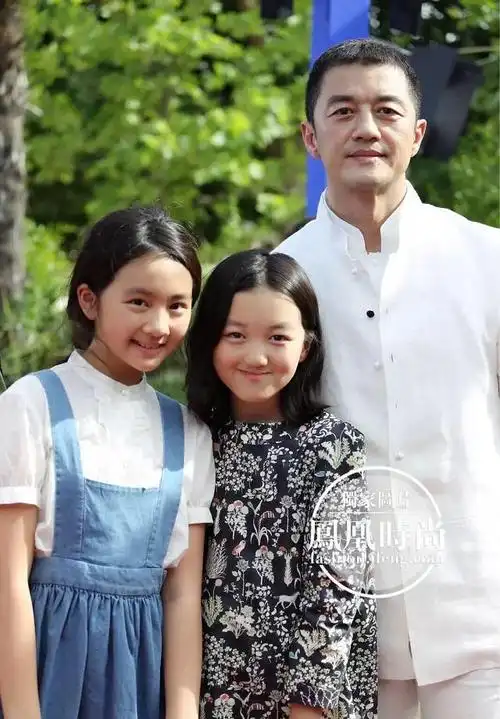 对比多多与王菲女儿李嫣的同台照,终于知道家庭对孩子影响有多大