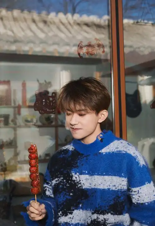 易烊千玺晒新年写真穿蓝色毛衣抱着猫咪治愈系男孩好帅