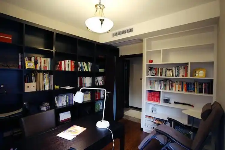 书房,黑白两面书柜,可以摆放不同类型的书籍,这样查找起来也会很方便.