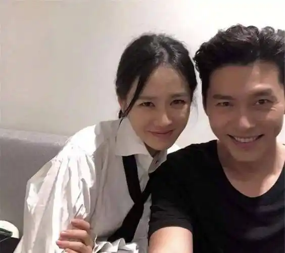 38岁宋慧乔不服老,挑战蓬松头发淡黄长裙显高级,却被疑有新恋情_状态