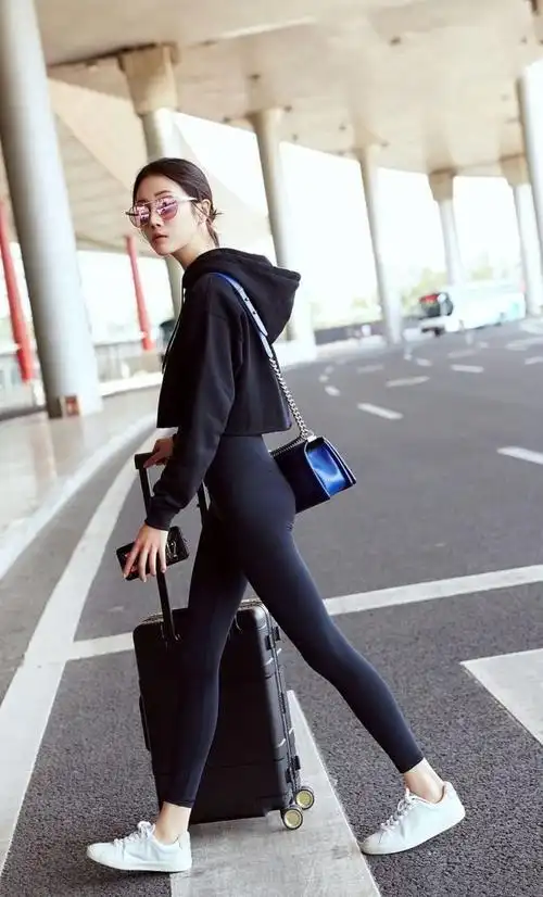 李溪芮穿瑜伽裤去机场显高挑又气质网友这才是腿精