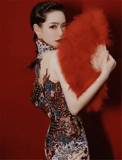 戚薇旗袍造型撩人心扉高开叉的裙摆演绎万种风情李承铉好福气